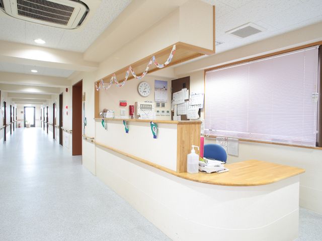 明るい廊下と受付カウンター 廊下 受付には必要な物が整えられ、清潔感のある明るい廊下が伸びています。