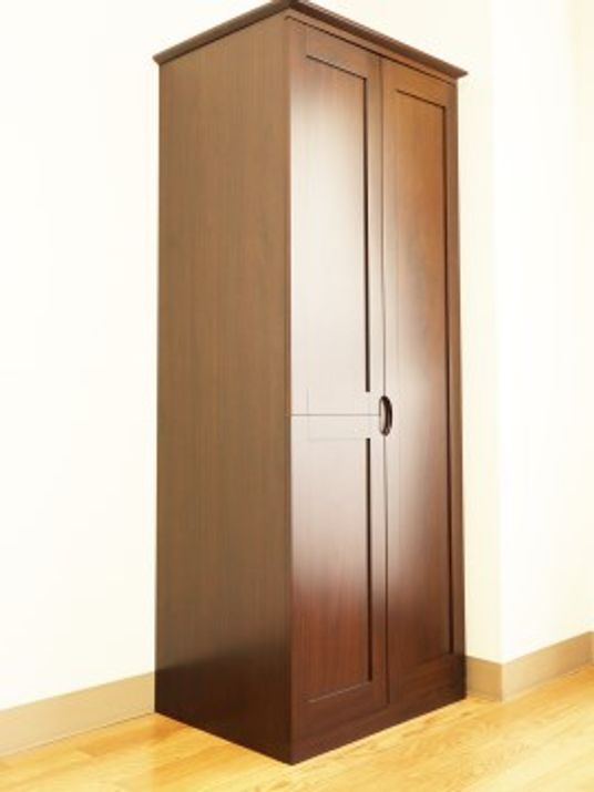 茶色の実用的なクローゼット