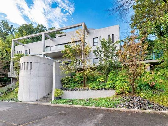 緑に囲まれた建物外観  