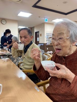 食事を楽しむ人々の様子