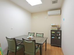 清潔な食堂のテーブルと椅子