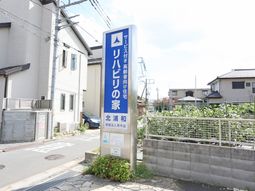 青い看板の建物入口