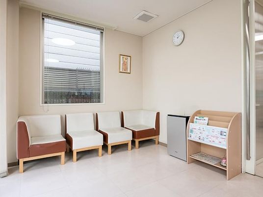 待合の椅子が並ぶ廊下  