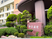 看板と植栽のある外観  