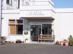 明るい外観のエントランス