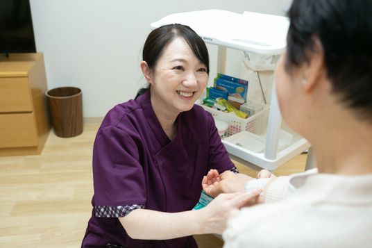 笑顔で介助するスタッフ  