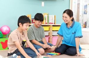 子どもと職員が遊ぶ多目的室  