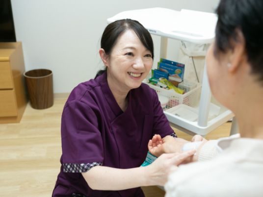 ケアをする職員と利用者  