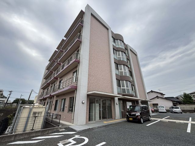 居心地の良い建物外観 外観 柔らかい色合いの建物です。駐車場も便利で、通勤に適しています。