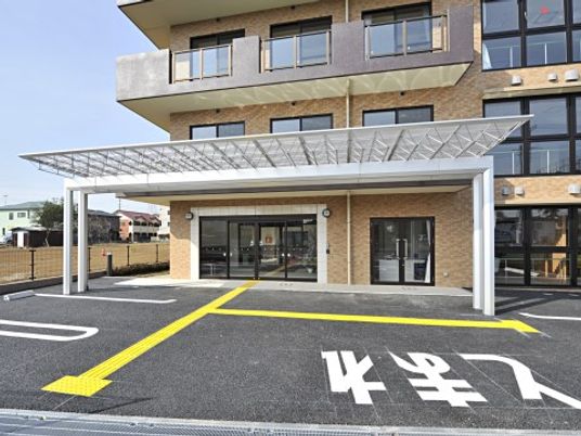 施設のエントランス全景