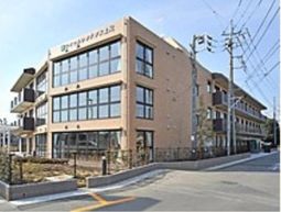 明るい外観の建物