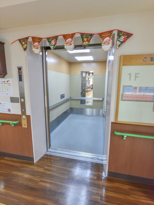 装飾されたエレベーター入口