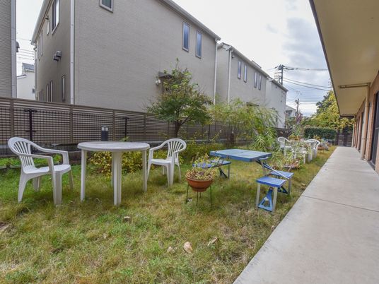 広々とした緑の中庭