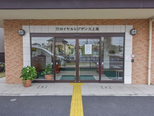 明るいエントランス正面