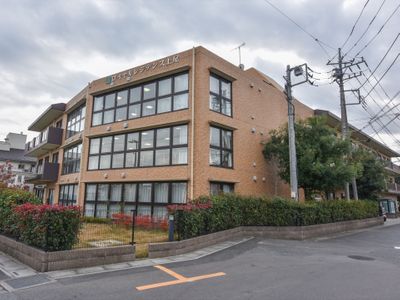 都会に佇む落ち着いた建物