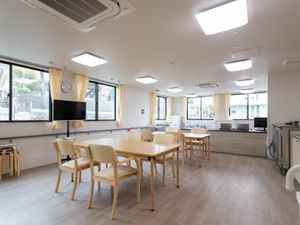 明るい窓のラウンジ  
