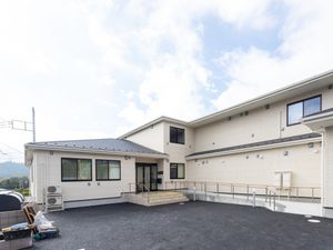 明るい建物の外観