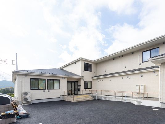 明るい建物の外観