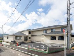 落ち着いた建物の敷地