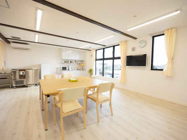 自然光あふれる食堂 食堂 明るい空間に広がる食堂です。広々としたテーブルで快適に過ごせます。