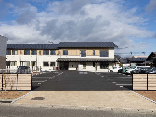 広い駐車場の建物外観