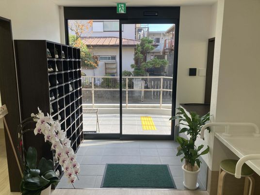 明るい入口の廊下