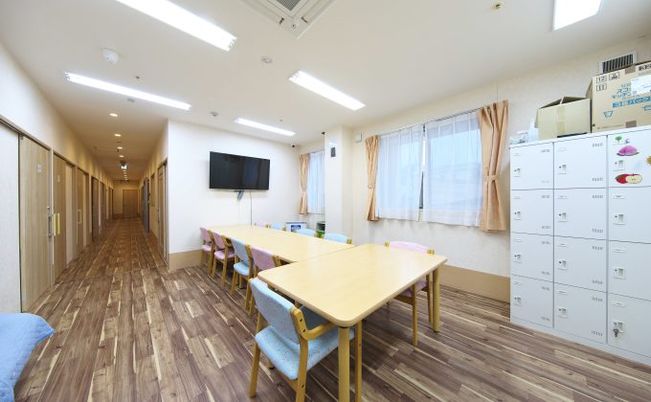 明るい通路付きの部屋