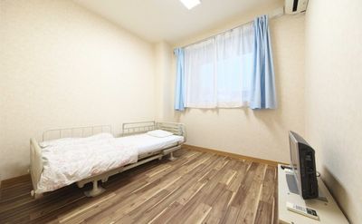 ベッドとテレビがある居室