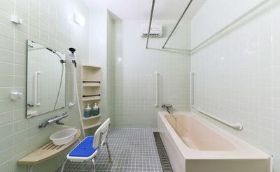手すり付きバスルーム