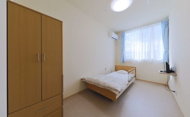 明るい居室のベッド