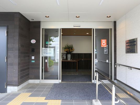 エントランスの広い入口