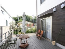 テラス席と緑のカフェ