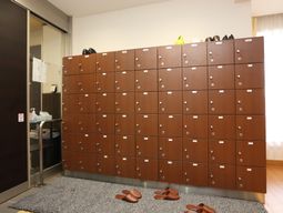 整頓された靴箱のエントランス