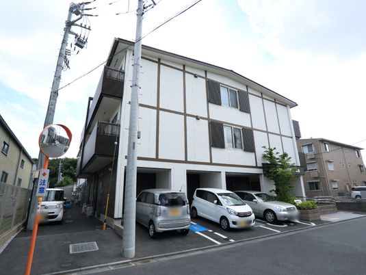 白壁の建物と駐車場