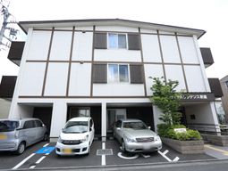 白と茶の建物の外観