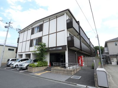 白と茶の外壁の建物