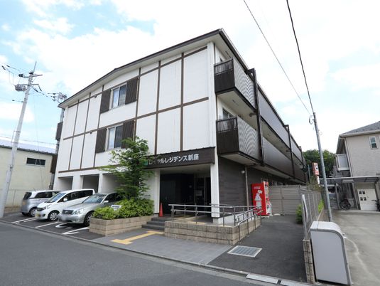 白と茶の外壁の建物