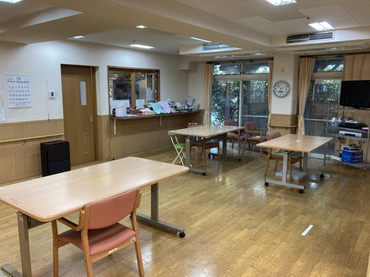 木製テーブルが並ぶ室内