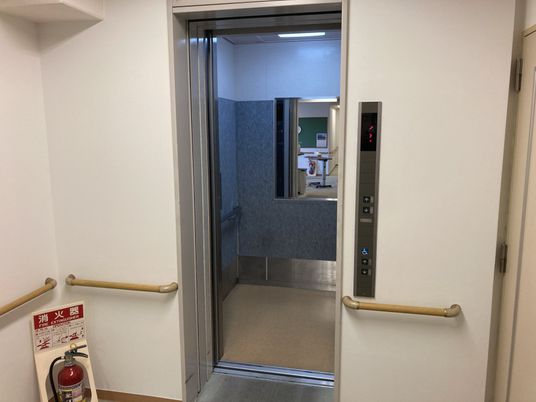 開いた状態のエレベーター