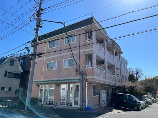 開放的な建物の外観