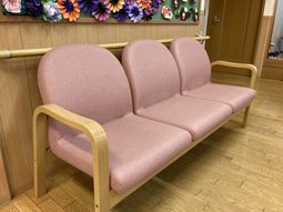 手すり付きのベンチ椅子
