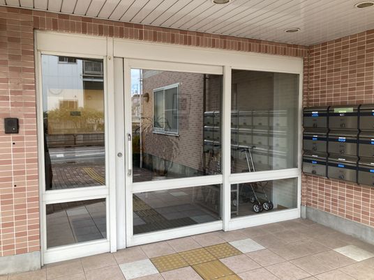 施設のエントランス