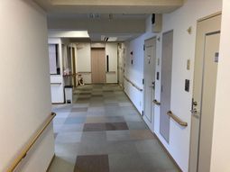 手すりがある廊下