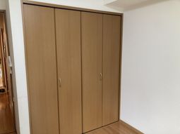 木製の扉付き収納の居室
