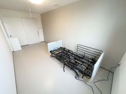 明るいベッドのある居室