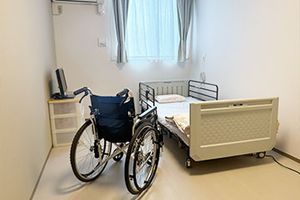 車椅子とベッドの居室