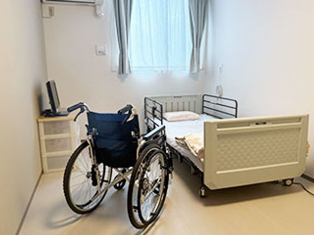 車椅子とベッドの居室 居室 明るい居室で、車椅子の利用が容易に行えます。自然光の入る快適な空間です。