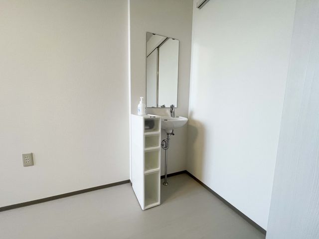 シンプルな洗面台 洗面台 使いやすいシンプルな洗面台が設置されています。広々としたスペースで快適に利用できます。