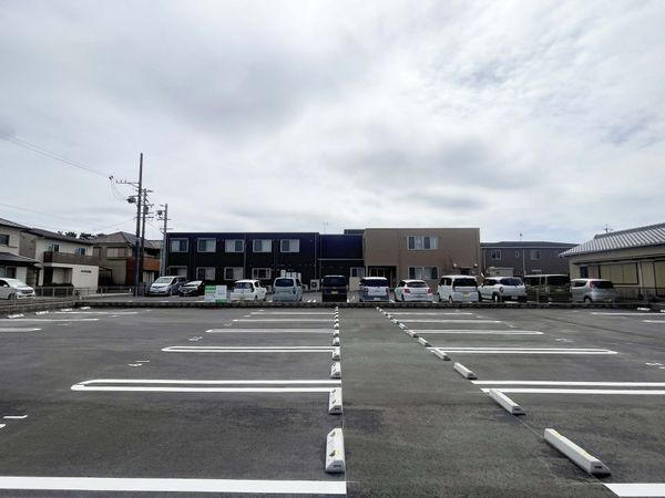 駐車場と建物の外観