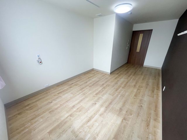 落ち着いた居室 居室 木目調の床が広がる、落ち着いた空間の居室です。快適に過ごすための工夫が施されています。